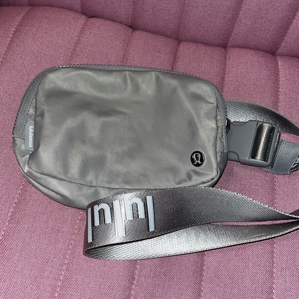 Lululemon everywhere belt bag.